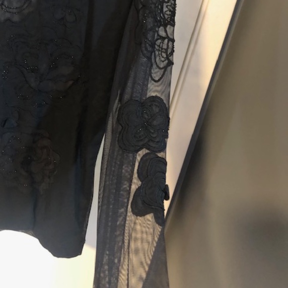 Stunning Laurèl black sheer top w/ black appliqué - Picture 5 of 8